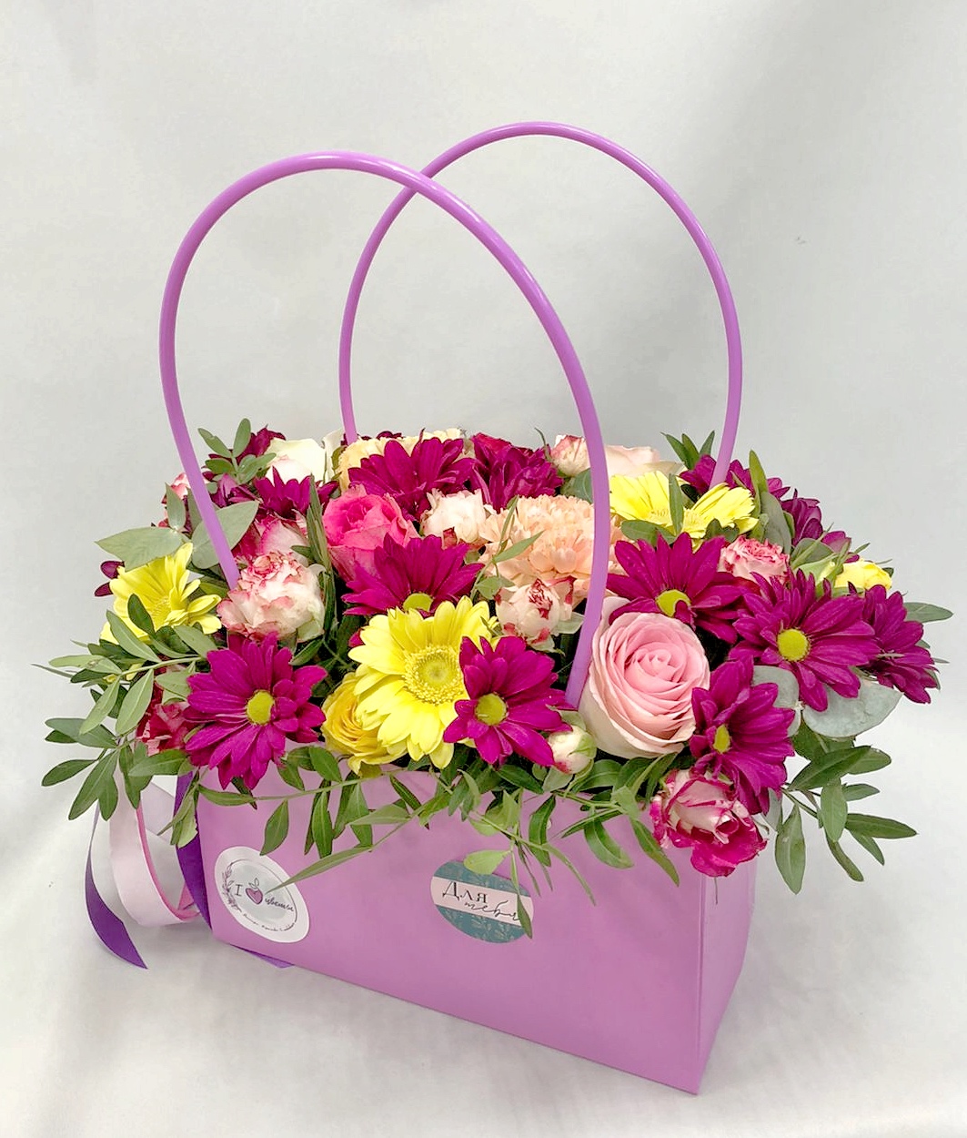 Сумочка с цветами "Яркая" 42134 из кустовой хризантемы, роз и гербер