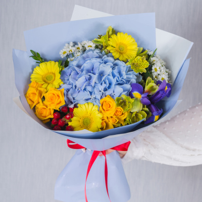 Яркий букет с гортензией, кустовой розой и мини герберами "Облачный атлас" N 38167 Яркий букет с гортензией, кустовой розой и мини герберами "Облачный атлас" N 38167