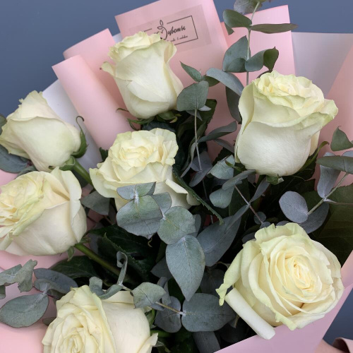 Букет белых роз высоких с эвкалиптом арт. 76722