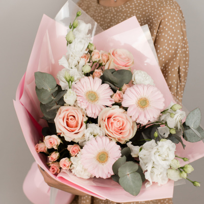 Букет с розами, мини-герберами, эустомой "Очарование" N 50477