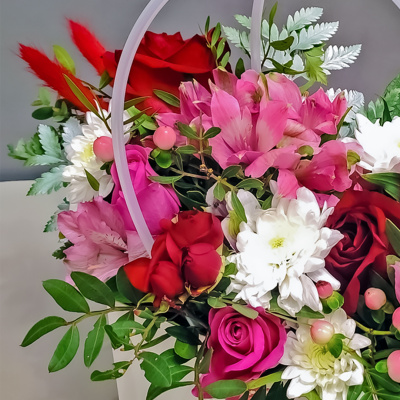 Сумка "Восторг" микс в красном цвете из кустовой хризантемы, розы и альстромерии 45001