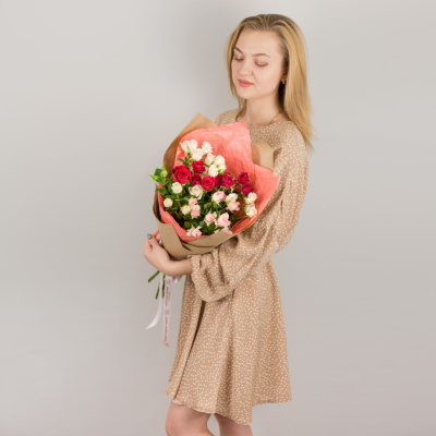 Букет из красных и розовых кустовых роз с эвкалиптом 50401-КрР