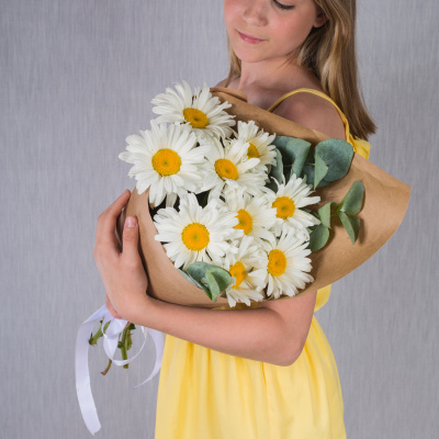 Букет из крупных ромашек с эвкалиптом "Ромашковое поле" N 36430
