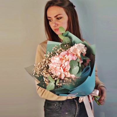 Букет с гортензией и цветной гипсофилой N 51367Дв Букет с гортензией и цветной гипсофилой N 51367Дв