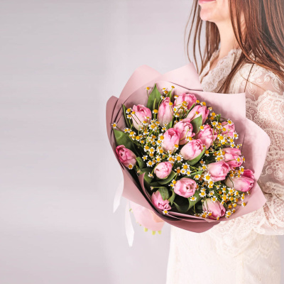 Дуэт букетов из розовых тюльпанов с ромашками 59902