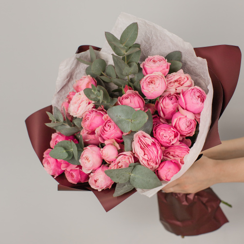 Букет из ярких кустовых пионовидных розовых роз с эвкалиптом арт. 50416