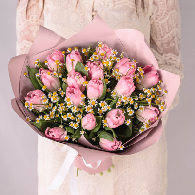 Букет из 15 розовых тюльпанов с ромашками (танацетум) 59901