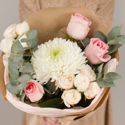 Букет из одноголовой хризантемы с розами и эвкалиптом N 50445