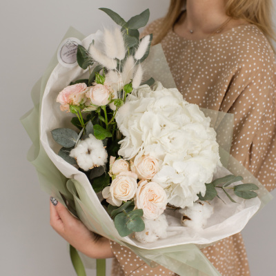 Букет из гортензии и пионовидных роз с эвкалиптом N 50473