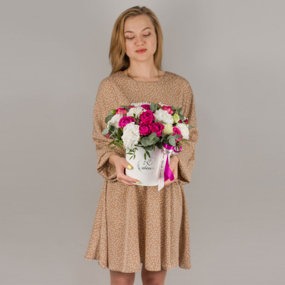 Коробка с розовыми пионовидными розами. Размер L. N 45002