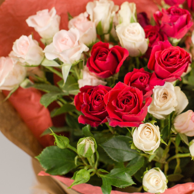 Букет из красных и розовых кустовых роз с эвкалиптом 50401-КрР