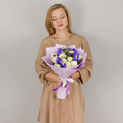 Букет из белых кенийских роз с ирисами 50542