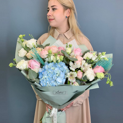 х Букет с гортензией, розами и альстромерией N 66830