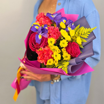 Букет из розовых роз с ирисами и кустовой хризантемой N 52446