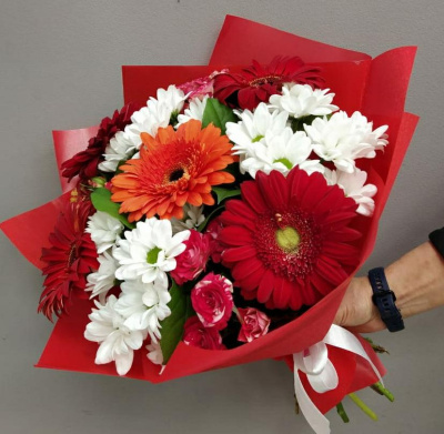 Букет "Птичка певчая" из кустовой хризантемы, кустовой розы и герберы N 7666