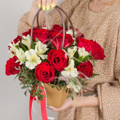 Сумочка с красными розами Кения и альстромерией 50539