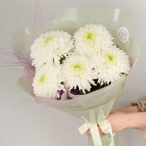 Букет из одноголовых белых хризантем с сухоцветами арт. 50443