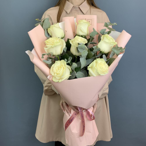 Букет белых роз высоких с эвкалиптом арт. 76722