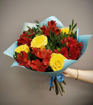 Букет "Эвридей" из эквадорских роз и альстромерий. 6960 Букет "Эвридей" из эквадорских роз и альстромерий. 6960