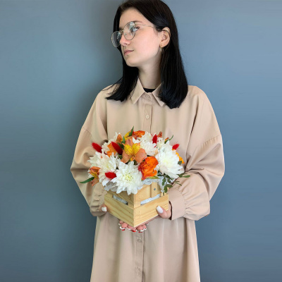 Ящик с цветами фиолетовые розы и хризантема N 66998-Ф