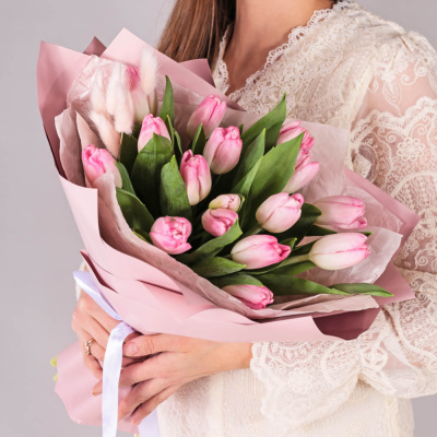 Букет из 15 розовых тюльпанов с лагурусом 59864