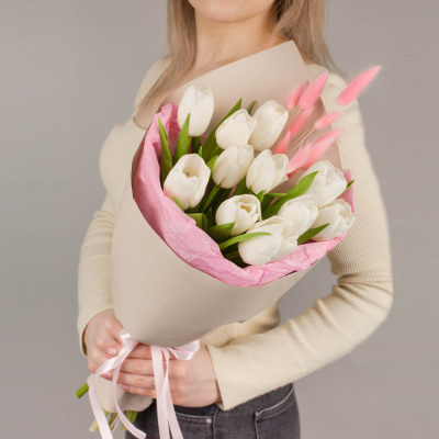 Букет из белых тюльпанов с лагурусом 46462