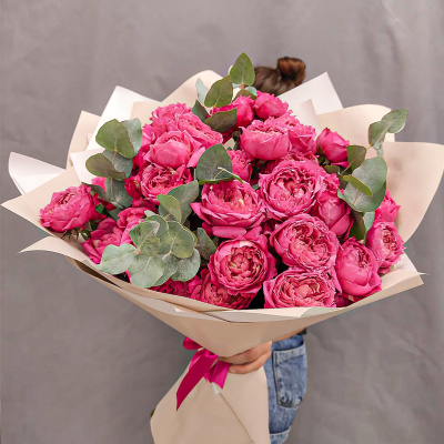 Букет из ярких кустовых пионовидных роз с эвкалиптом N 45355