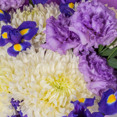 Букет из белых одноголовых хризантем с эустомой и ирисами N 52705