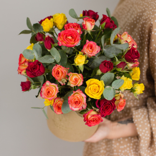 Коробка с цветными кустовыми розами и эвкалиптом арт. 50412