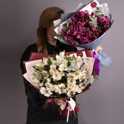 Букет из Альстромерий с эвкалиптом в упаковке 45356