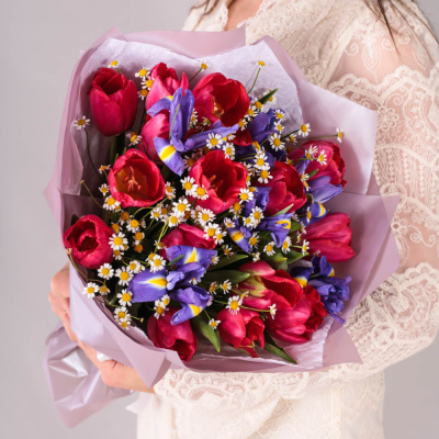 Букет из малиновых тюльпанов с ирисами и ромашками 59877
