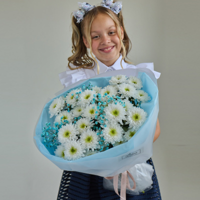 Букет школьный с хризантемой и гипсофилой ГОЛУБОЙ N 84572-Г