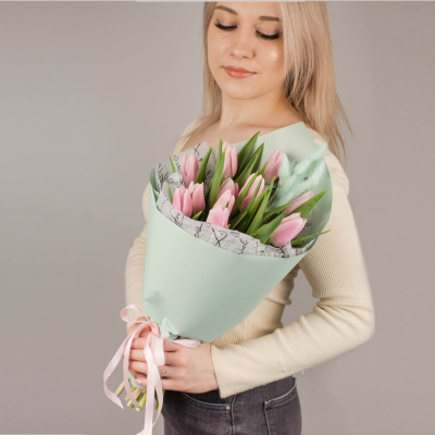 Букет из нежных тюльпанов с лагурусом 46462