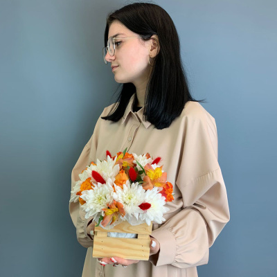 Ящик с цветами фиолетовые розы и хризантема N 66998-Ф