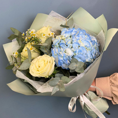 Букет из розовой гортензии с розами и ромашками N 66831