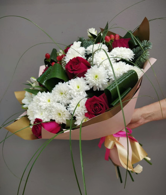 Букет "Зимняя ягода" из кустовой хризантемы, розы эквадор и нобилиса.